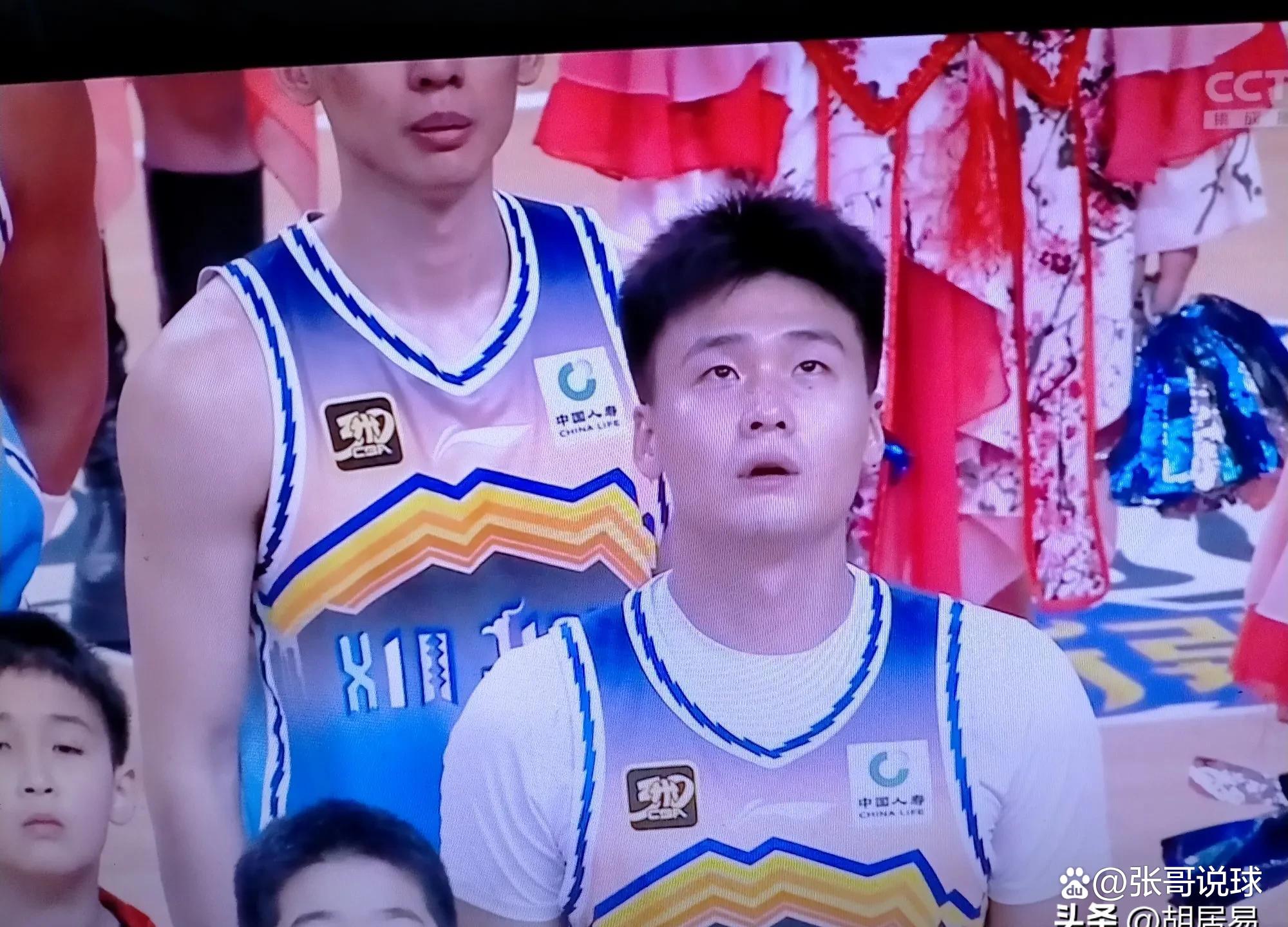 山东男篮对战新疆男篮，双方实力均衡