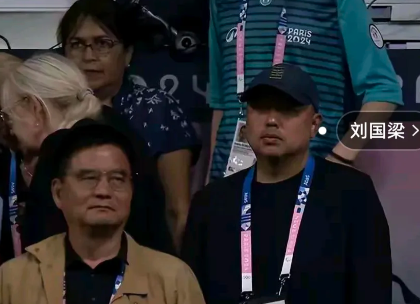 紧张局势下球员表现出色，获得掌声和赞誉