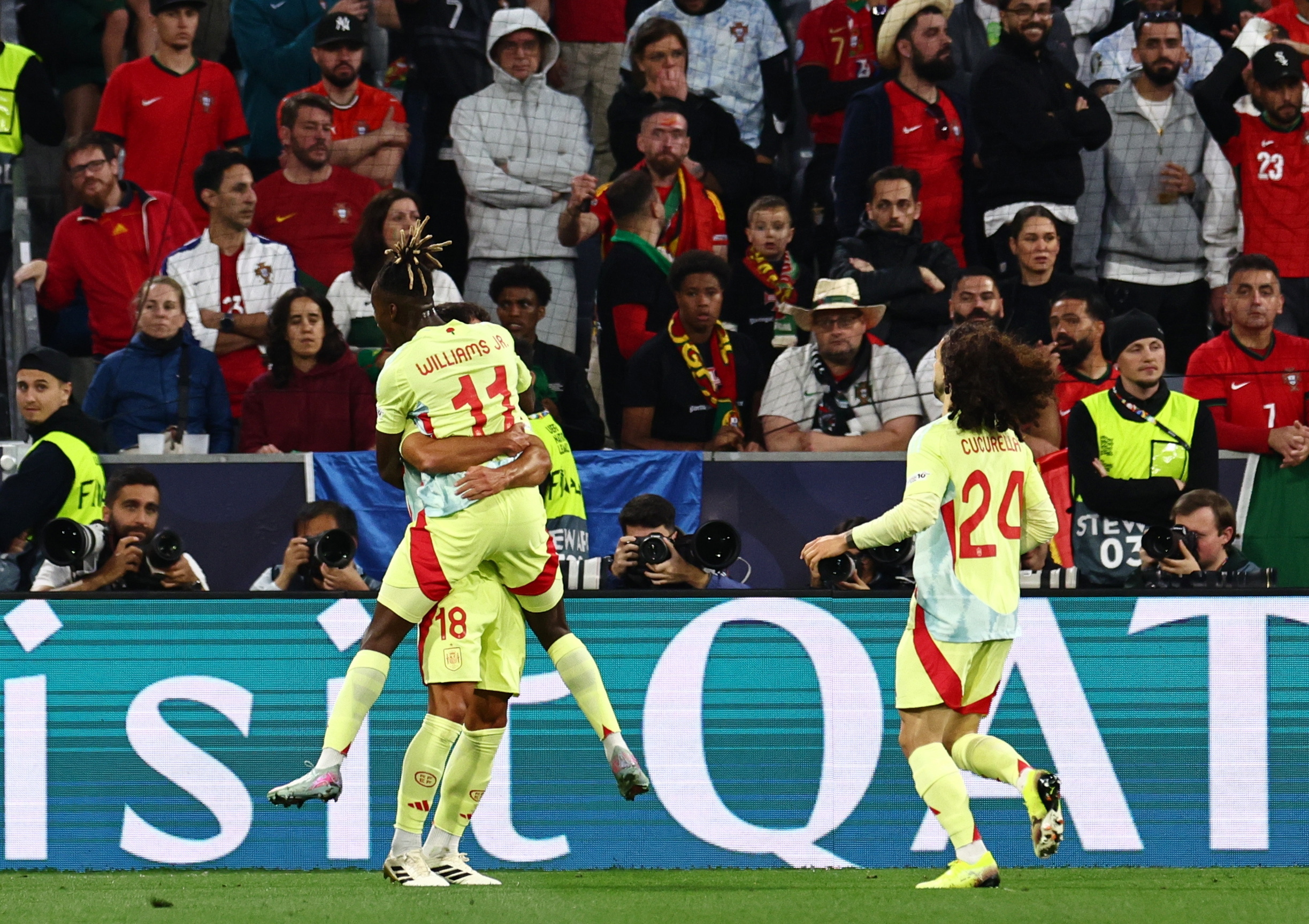 葡萄牙球队在场上狭路相逢，最终以勇气和智慧赢得一场激烈的对抗