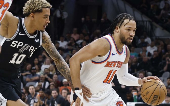 尼克斯击败马刺，兰德尔砍下三双数据