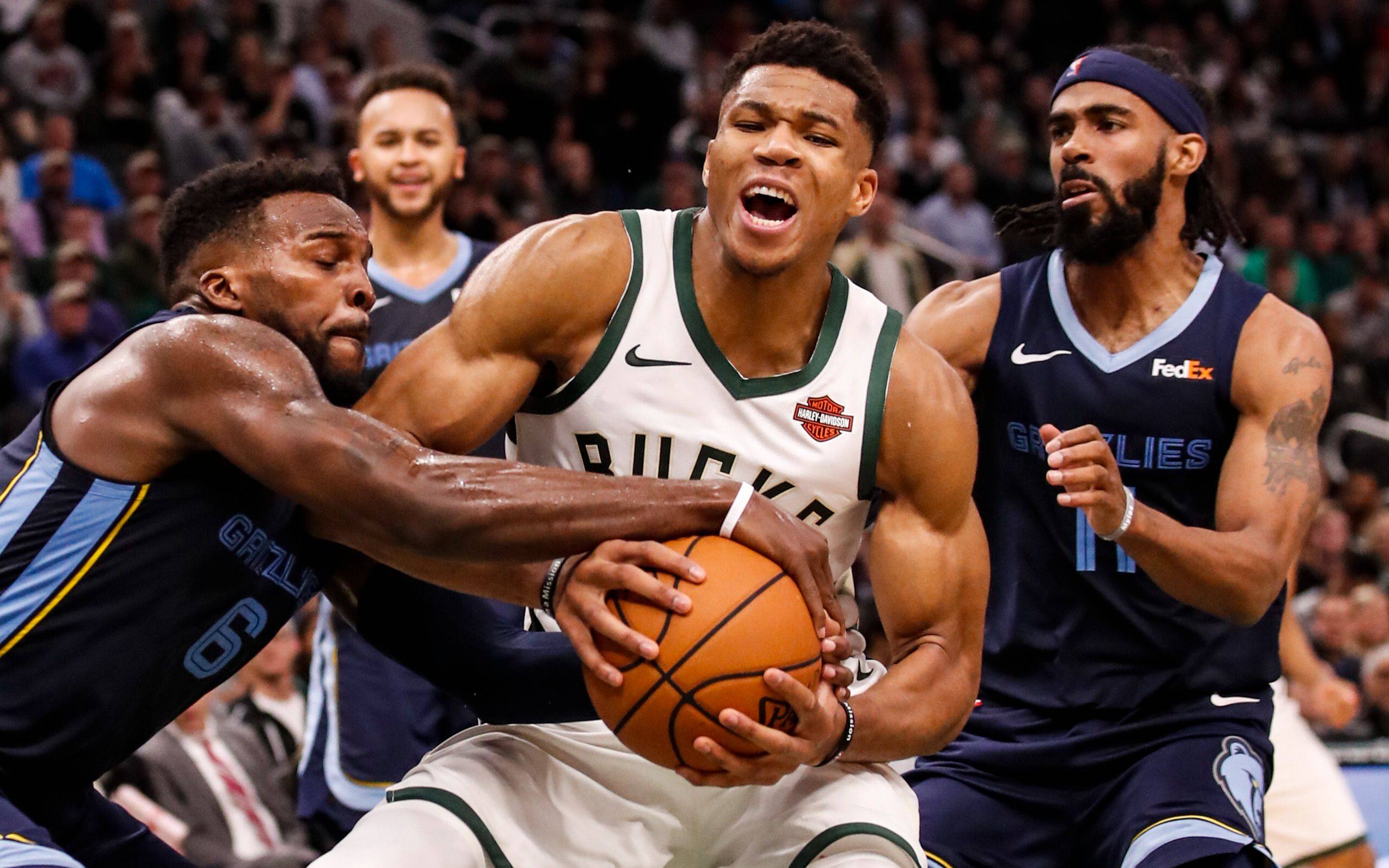 雄鹿客场力克灰熊，米德尔顿25分