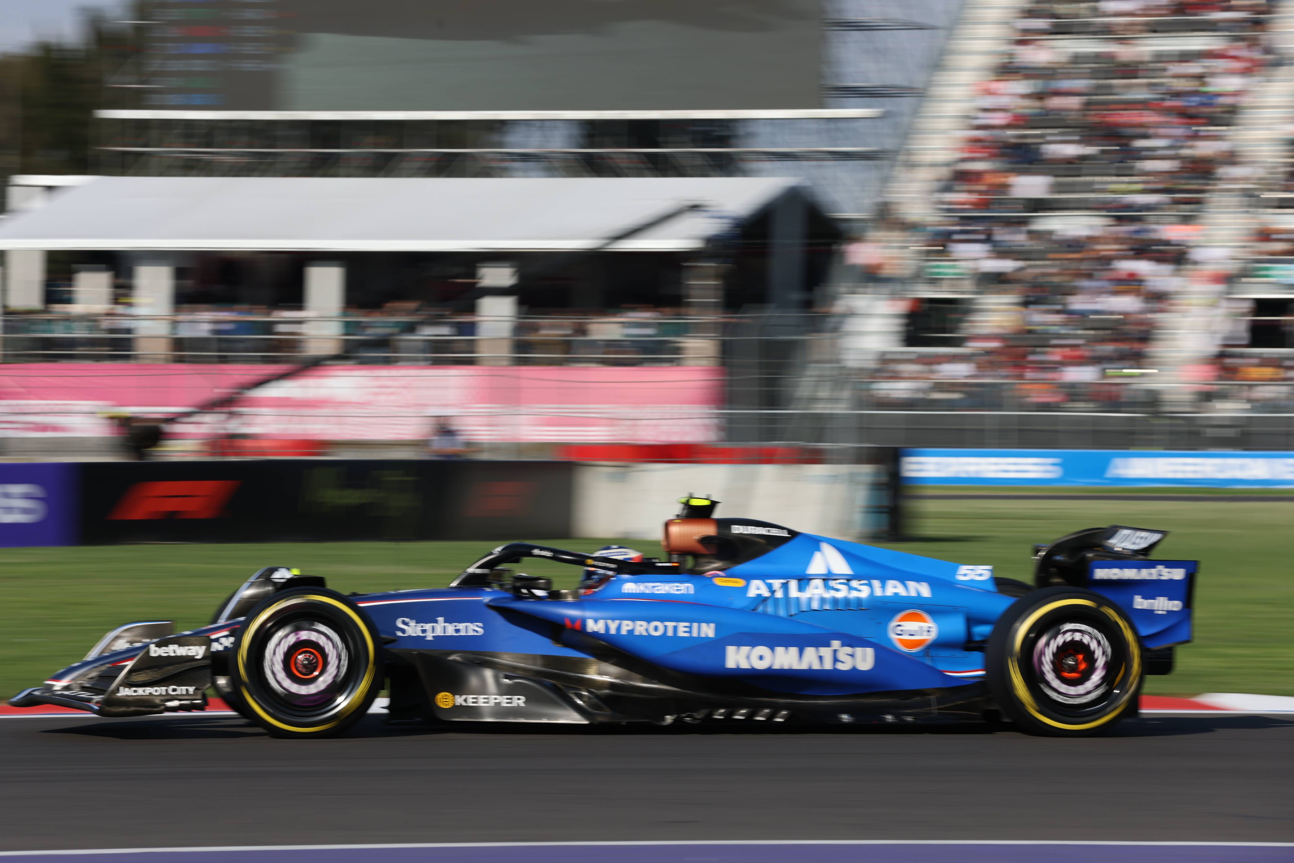 迈凯伦力克索伯车队，塞恩斯统治全场