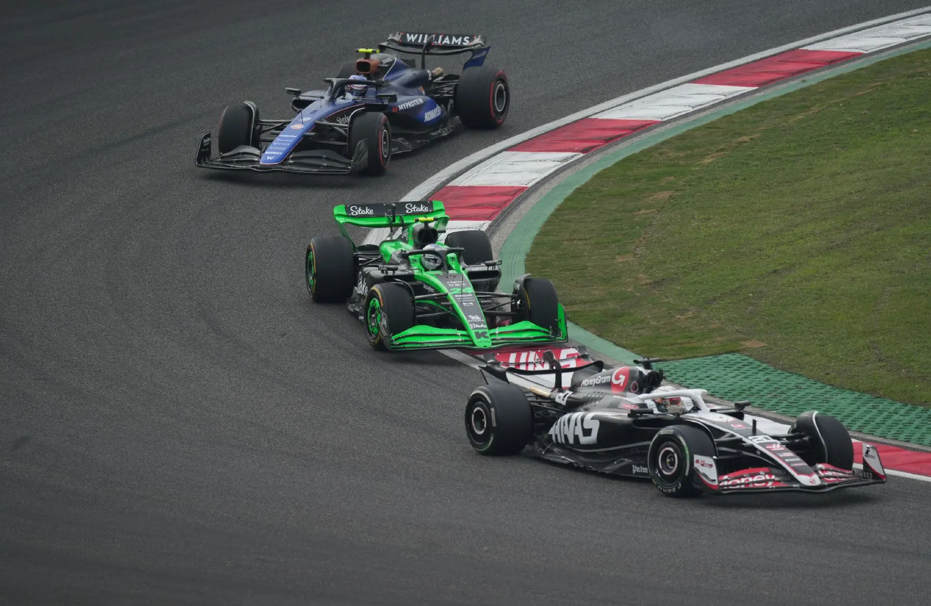 阿斯顿马丁完胜威廉姆斯，周冠宇高光表现